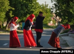 Липоване крестятся двумя перстами, проходя мимо церкви