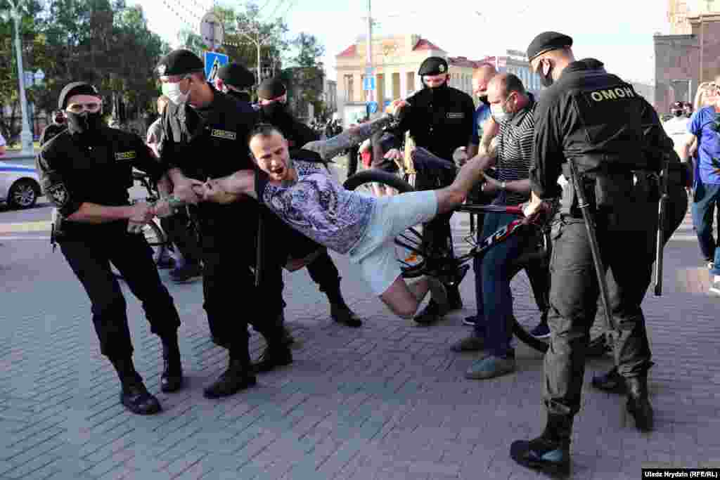 Задержание велосипедиста во время акции протеста в Минске, 19 июня. По всей стране прошли последние пикеты по сбору подписей за выдвижение кандидатов в президенты, а также акции солидарности с задержанными политическими активистами и претендентом на пост президента Виктором Бабарико. По информации правозащитного центра &quot;Весна&quot;, в Минске задержали более 150 человек.